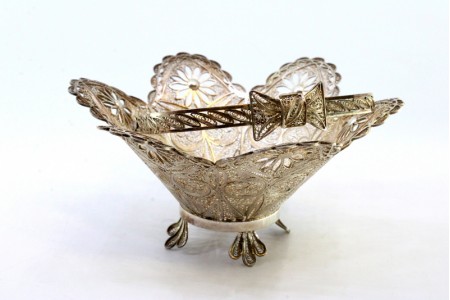 Aneleira em prata de filigrana com aplicações e recortes,  laço na pega 