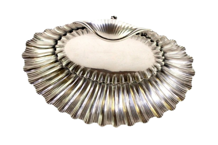 Aneleira em prata em forma de concha com relevos e friso, assente em três pés em forma de peixe.  Aneleira em prata em forma de concha com relevos e friso, assente em três pés em forma de peixe.