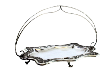 Aneleira em prata recortada com pega dupla, motivos florais relevados e assente em quatro pés recortados. Aneleira em prata recortada com pega dupla, motivos florais relevados e assente em quatro pés recortados.