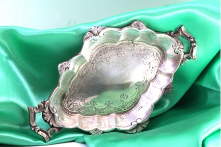 Aneleira em prata com gravados e asas recortadas.