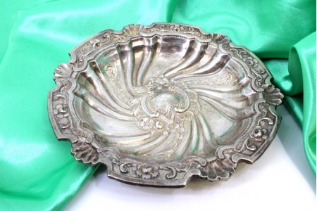  Aneleira em prata com relevos e aplicações concheadas e cartela para monograma.