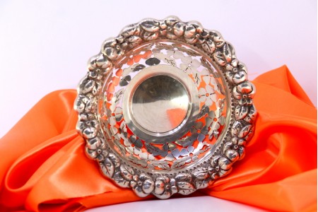 Aneleira em prata recortada com motivos florais relevados.