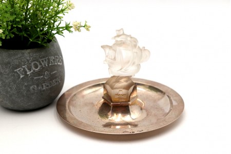 Aneleira circular em prata com caravela em cristal lapidado com brasão no centro em pedestal