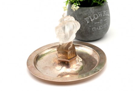 Aneleira circular em prata com caravela em cristal lapidado com brasão no centro em pedestal