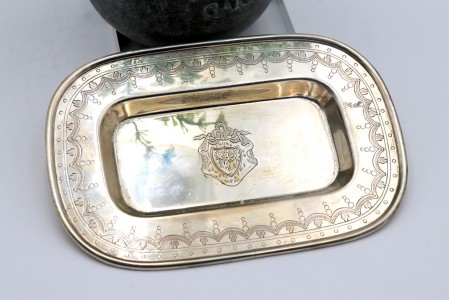 Aneleira em prata com brasão no centro, friso no rebordo e gravados assimétricos.