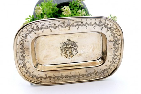 Aneleira em prata com brasão no centro, friso no rebordo e gravados assimétricos.