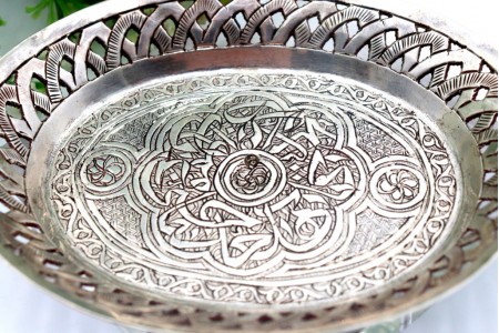  Aneleira ovalizada em prata com relevos e recortada na envolvência.