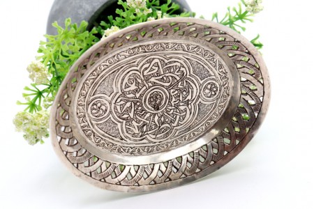  Aneleira ovalizada em prata com relevos e recortada na envolvência.
