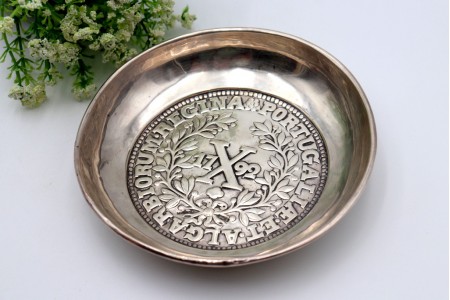 Aneleira em prata com relevos florais em imitação de moeda Portuguesa.