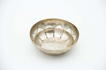 Aneleira de prata em forma de taça com motivos floaris  Aneleira de prata em forma de taça com motivos floaris