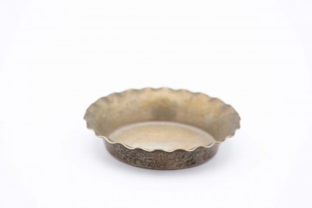 Aneleira de prata circular com motivos florais gravados e ondeada no rebordo Aneleira de prata circular com motivos florais gravados e ondeada no rebordo