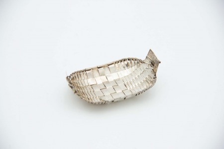 Canastra de prata com fios entrelaçados e duas asas Canastra de prata com fios entrelaçados e duas asas