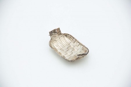Canastra de prata com fios entrelaçados e duas asas Canastra de prata com fios entrelaçados e duas asas