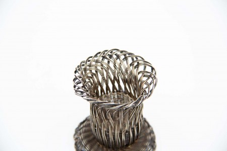 Cesto alto em fio de prata entrelaçado Cesto alto em fio de prata entrelaçado