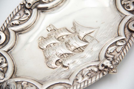 Aneleira de prata em forma de pequena bandeja Aneleira de prata em forma de pequena bandeja