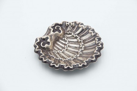 Aneleira de prata em forma de concha com relevos