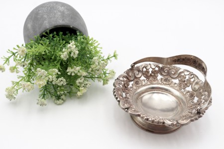 Aneleira em prata recortada com motivos vegetalistas e asa articulada