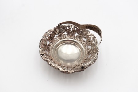 Aneleira em prata recortada com motivos vegetalistas e asa articulada