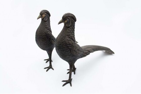 Par de faisões em prata cinzelada de caudas longas 