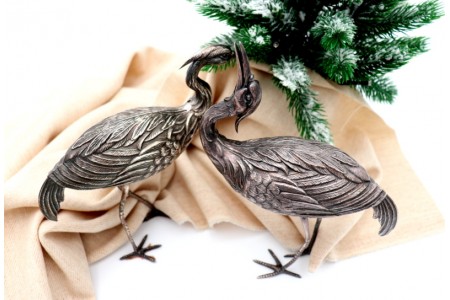 Par de grous em prata com aplicações profusamente relevadas.