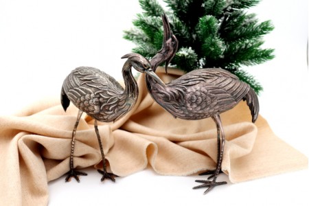 Par de grous em prata com aplicações profusamente relevadas.