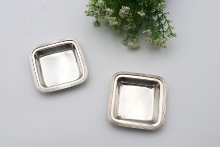 Azeitoneiras em prata com friso na envolvência