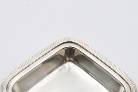 Azeitoneiras em prata com friso na envolvência