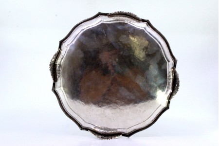 Bandeja-bilheteira em prata com gravados vegetalistas em forma octogonal e assente sobre três pés recortados,