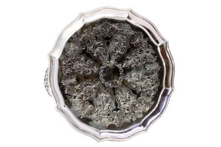 Bandeja-bilheteira em prata com gravados vegetalistas em forma octogonal e assente sobre três pés recortados,