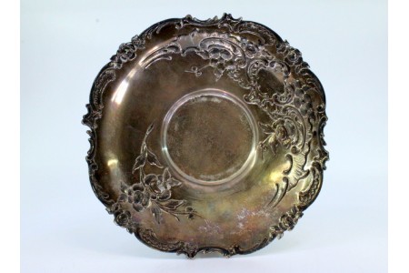 Bandeja em prata com relevos florais, volutas envolvendo cartela para monograma.