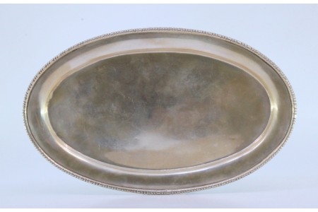 Bandeja em prata lisa em forma oval com friso relevado na envolvência.