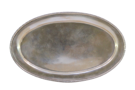 Bandeja em prata lisa em forma oval com friso relevado na envolvência.