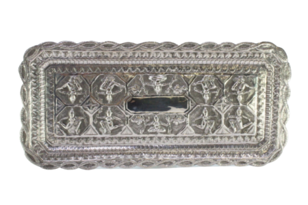 Bandeja em prata relevada com divindades Hindus com friso na envolvência envolvendo cartela para monograma.