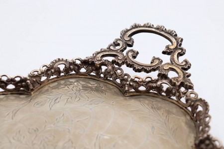 Bandeja de prata lobolada com gradinha, motivos florais gravados.