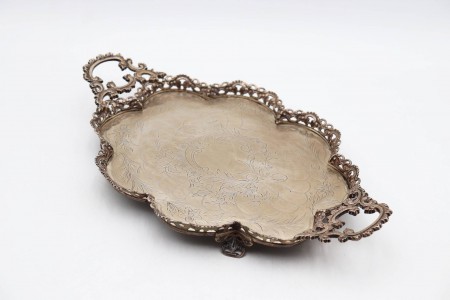Bandeja de prata lobolada com gradinha, motivos florais gravados.