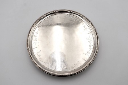 Bandeja de prata com motivos florais gravados, friso perlado na envolvência.