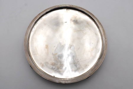 Bandeja/bilheteira em prata lisa de formato, triplo friso na envolvencia.