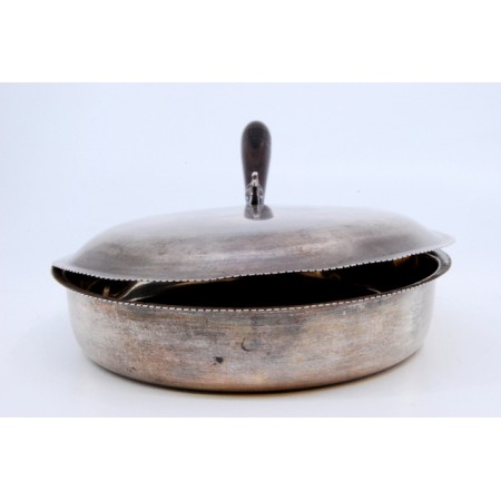 Beateira em prata com cabo em madeira e aplicação de pomo em forma de peixe na tampa.