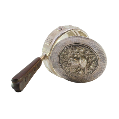 Beateira em prata com relevos e busto de soldados romanos na tampa martelada, relevos na envolvência e pega em madeira.