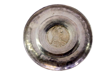 Bilheteira em prata com relevos e imitação de moeda no centro