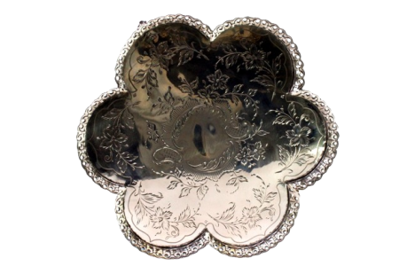 Bilheteira em prata de forma lobolada, com gradinha na envolvência 