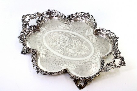 Salva lobolada em prata com gradinha recortada, guilhochada, motivos florais 