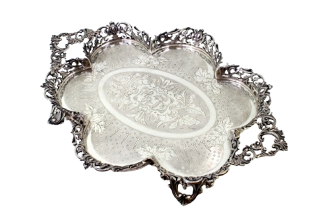 Salva lobolada em prata com gradinha recortada, guilhochada, motivos florais 