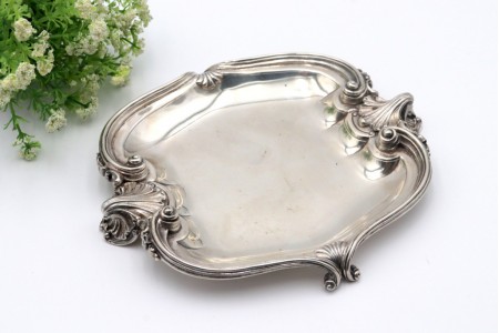 Bilheteira em prata com frisos relevados, folhas de acanto e enrolamentos com assenre em quatro pés .