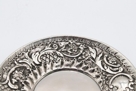 Bilheteira em prata com motivos florais e vegetalistas em alto relevo