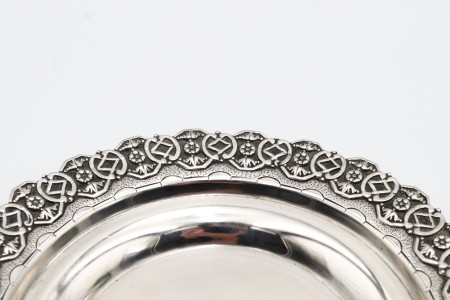 Bilheteira em prata com friso de padrão geométrico em alto relevo