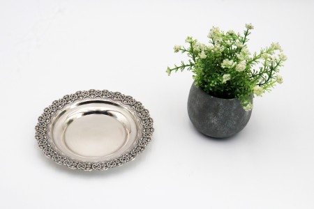 Bilheteira em prata com friso de padrão geométrico em alto relevo