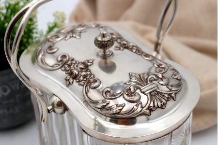 Biscoiteira em vidro lapidado  e estrutura em prata relevada, pomo na tampa 