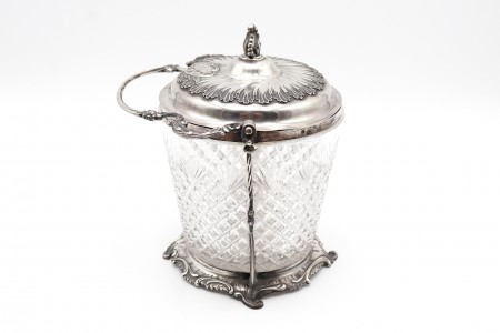 Biscoiteira de vidro lapidado com estrutura em prata relevada, base com recortes