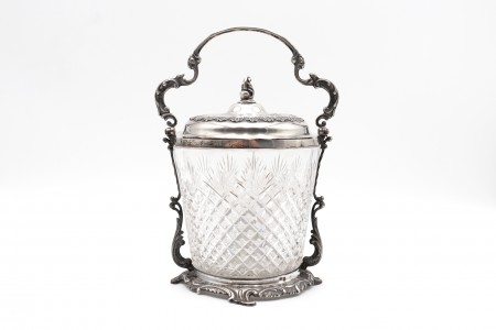 Biscoiteira de vidro lapidado com estrutura em prata relevada, base com recortes